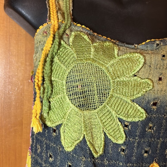 Sunflowers & pretty stitching make this Sz small, flowy tank blouse so feminine. - Picture 7 of 11